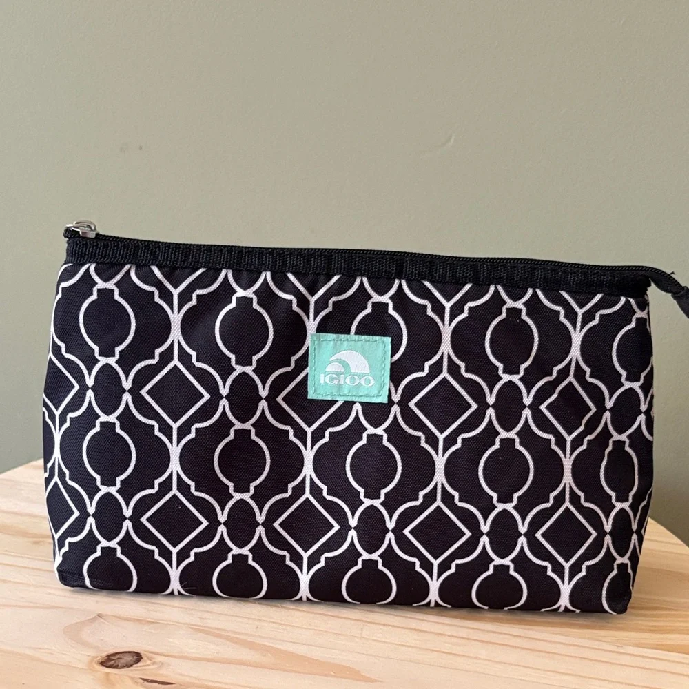 Igloo Black and White Geometric Garment Bag Pouch